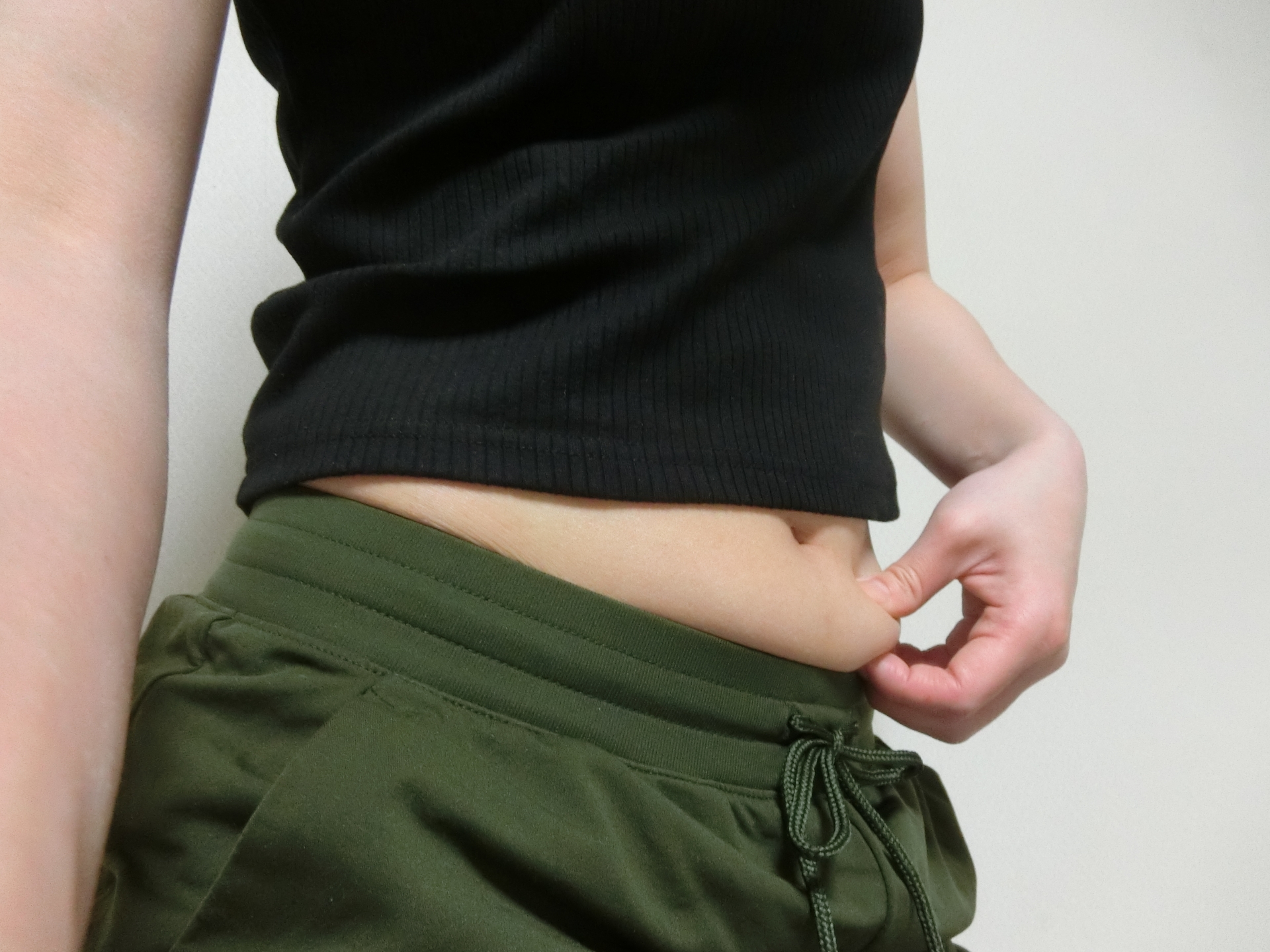 痩せているのにお腹だけが出てしまうのはなぜ？